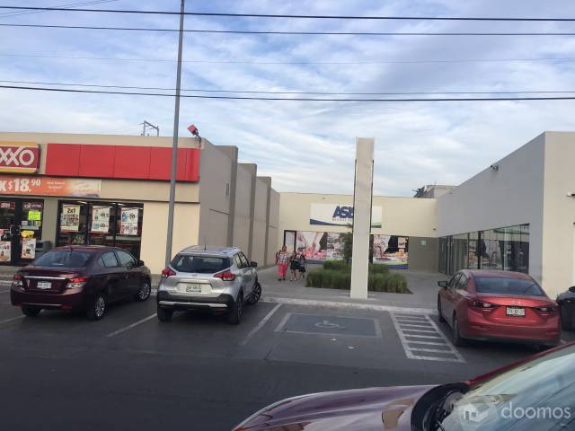 Local en renta en el centro de San Nicolás, 2 cuadras de av. Arturo B de la Garza, en esquina. En la plaza comercial hay un Oxxo, salón de eventos, restaurantes y giro de materias primas.