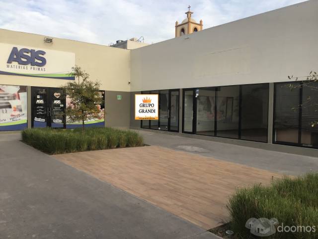 Local en renta en el centro de San Nicolas, 2 cuadras de av. Arturo B de la Garza, en esquina. En la plaza comercial hay un Oxxo, salón de eventos, restaurantes y giro de materias primas