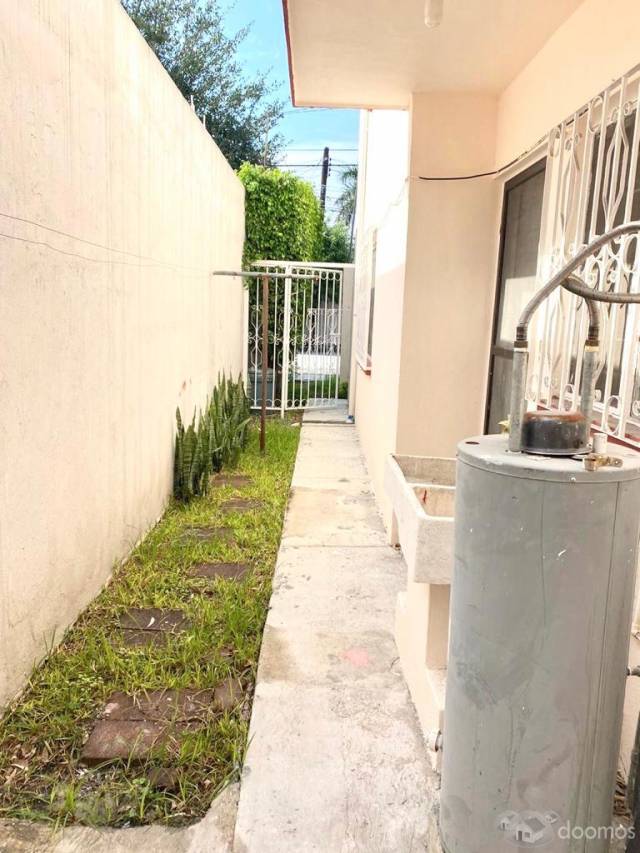 Casa en venta en San Nicolás, RESIDENCIAL ROBLE, muy cerca de Av. Arturo B. de la Garza, Av. Sendero, Av. Universidad, Av. Morenita Mía y Av. Santo Domingo.