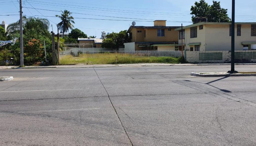 AMPLIO TERRENO SOBRE AVENIDA EN RENTA