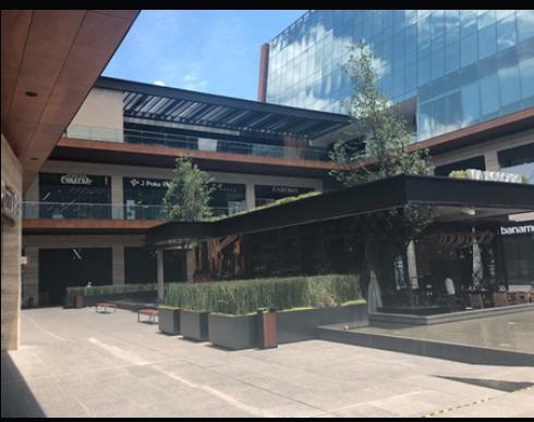 Renta de local en exclusiva plaza comercial en San Pedro Garza García.