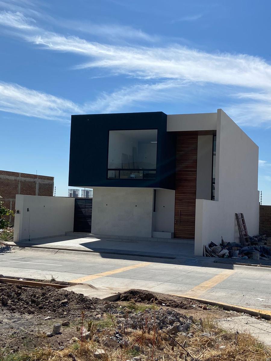 Casa en Sierra Nogal con 3 recámaras con baño y vestidor