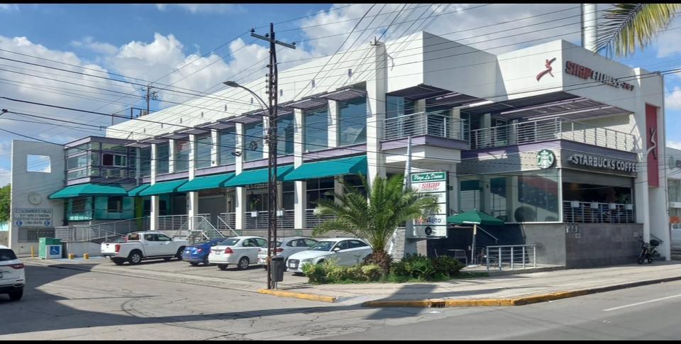 LOCAL COMERCIAL EN RENTA PLAZA LA DIVINA EN AV. V. CARRANZA