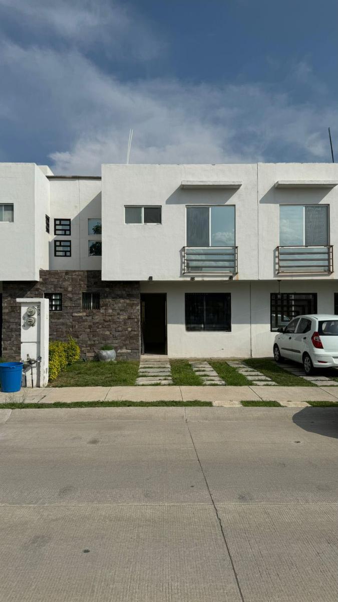 CASA EN VENTA EN FRACCIONAMIENTO VALLE DEL ROBLE, LEÓN, GTO. CERCA DEL HOSPITAL DE ALTA ESPECIALIDAD Y DE LA UNIVERSIDAD DE GUANAJUATO.