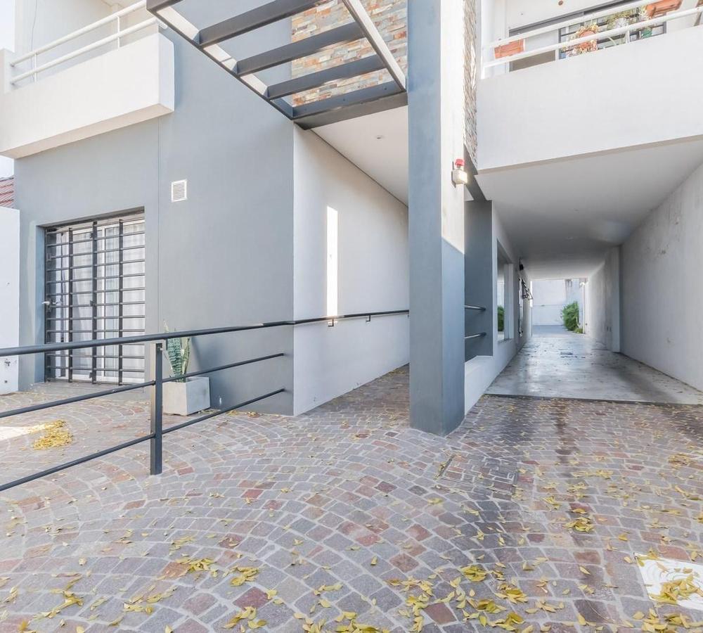 Departamento monoambiente en venta con terraza y cochera en Lomas de Zamora