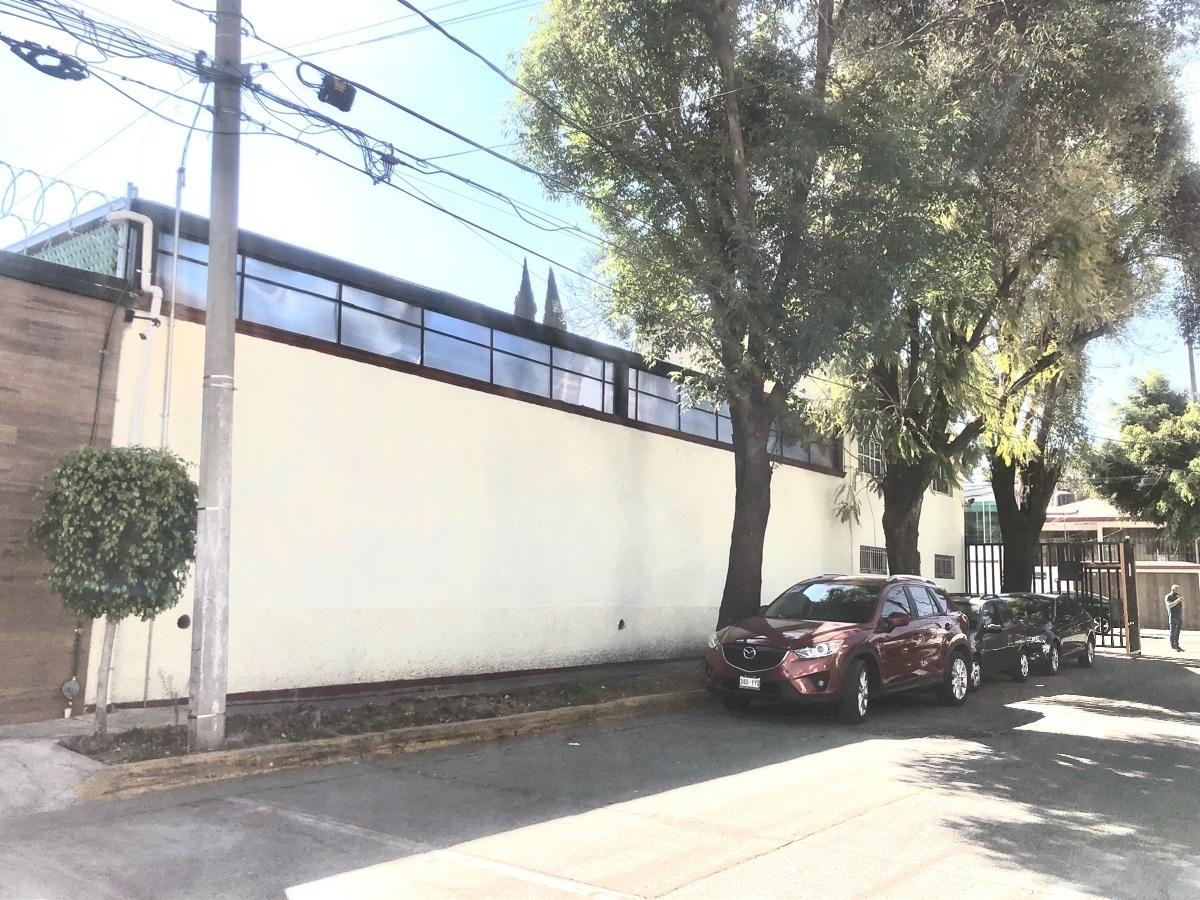 Bodega con oficinas en renta en Valle Dorado