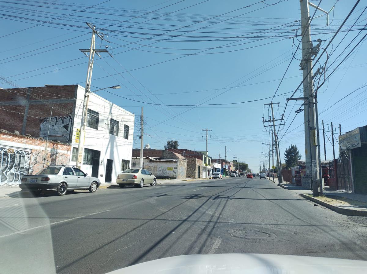 TERRENO- GRANDE CON DOS  FRENTES A AV UNIVERSIDAD Y AVENIDA SANTA CRUZ IDEAL PARA PLAZAS