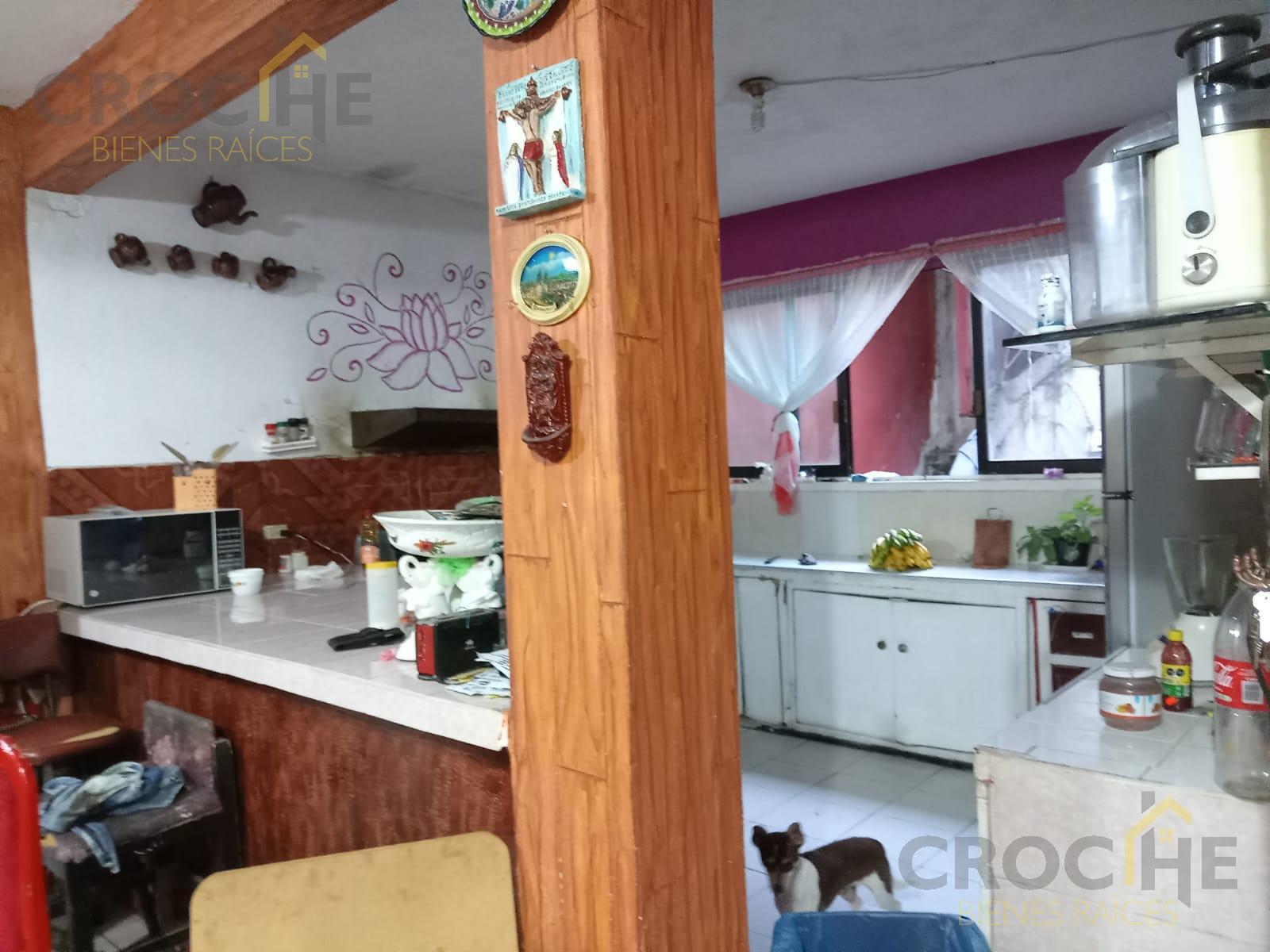 Casa en  Propiedad en venta con dos locales y tres casas Zona Miguel Alemán