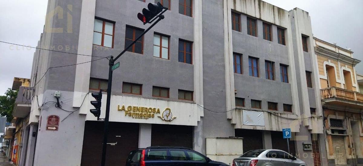 Edificio  de 3 pisos en venta, ebicado en el Centro Histórico de Veracruz, cuenta con locales y oficinas