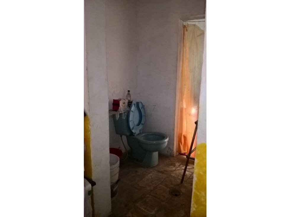 VENDO CASA CON 2 LOCALES CERCA AV MOCTEZUMA