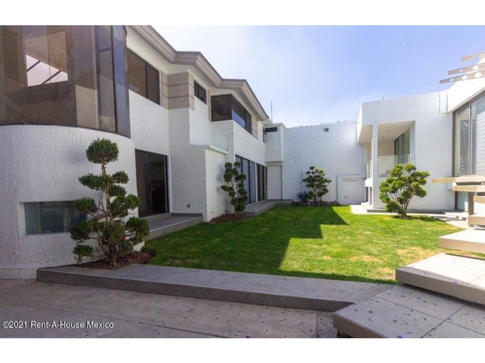 Casa en venta semi amueblada en Paseos del Pedregal 213466RU