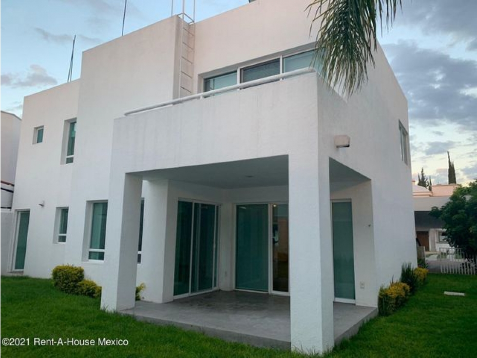 VENTA. Casa equipada con cuarto de servicio, Jacarandas