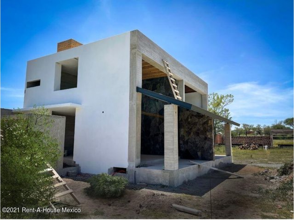 Casa a estrenar con terraza techada, Centro de Tequisquiapan. VENTA