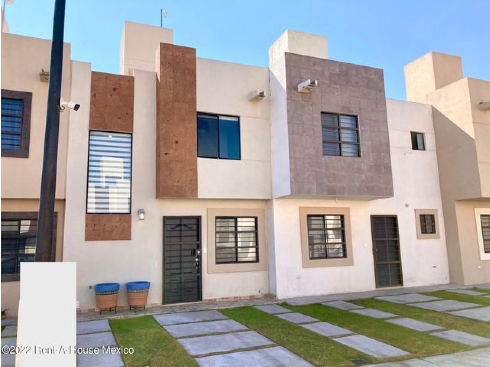 Casa de 2 recámaras, en Rincones del Marqués. VENTA