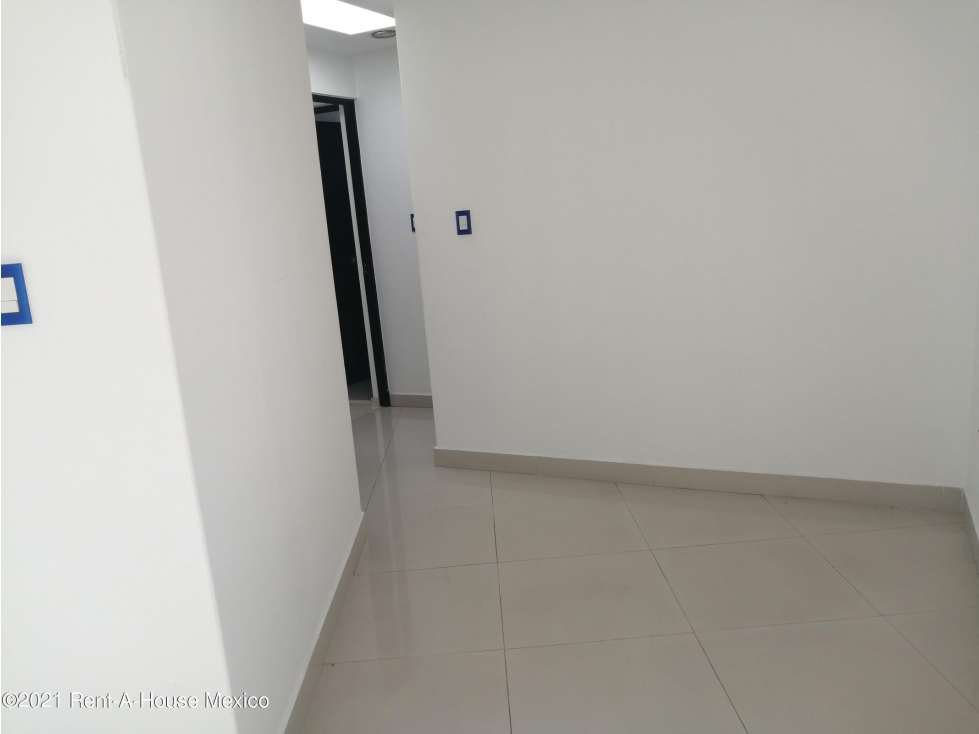 Casa de 3 NIveles en Arboledas en Venta KP