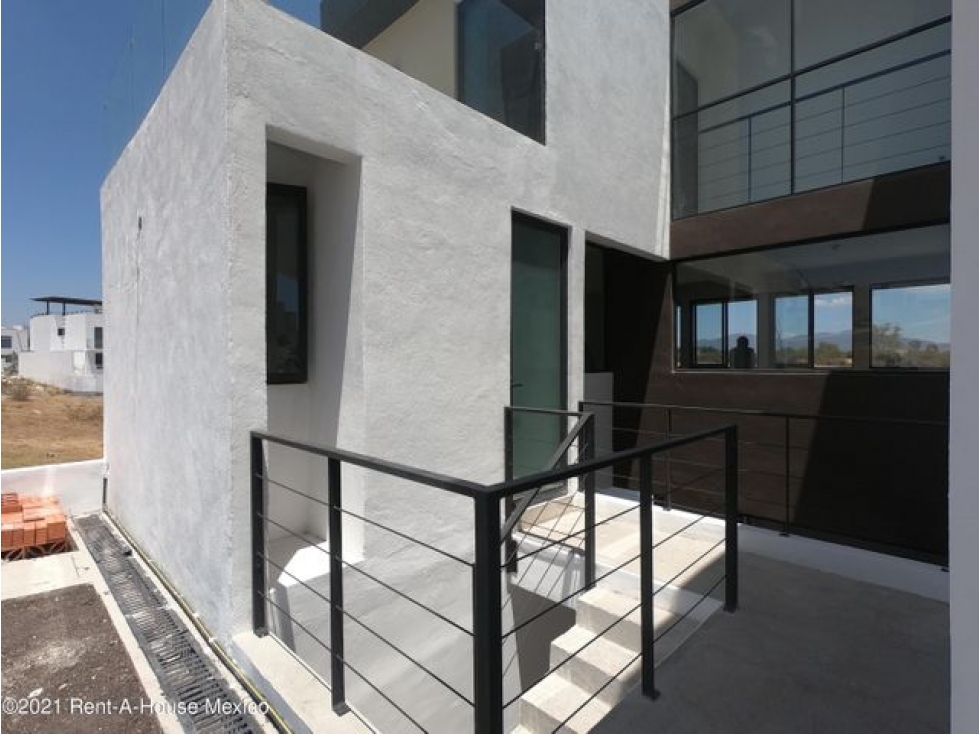 VENTA de casa con terraza y sótano, en Grand Juriquilla