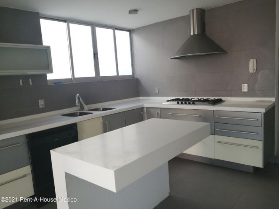 VENTA, casa de 3 niveles con jardín - Arboledas