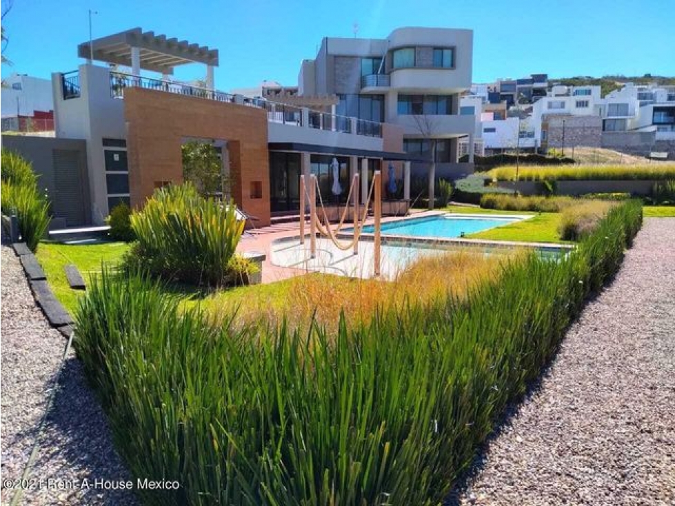 Terreno habitacional en conjunto privado, Cumbres del Lago. VENTA