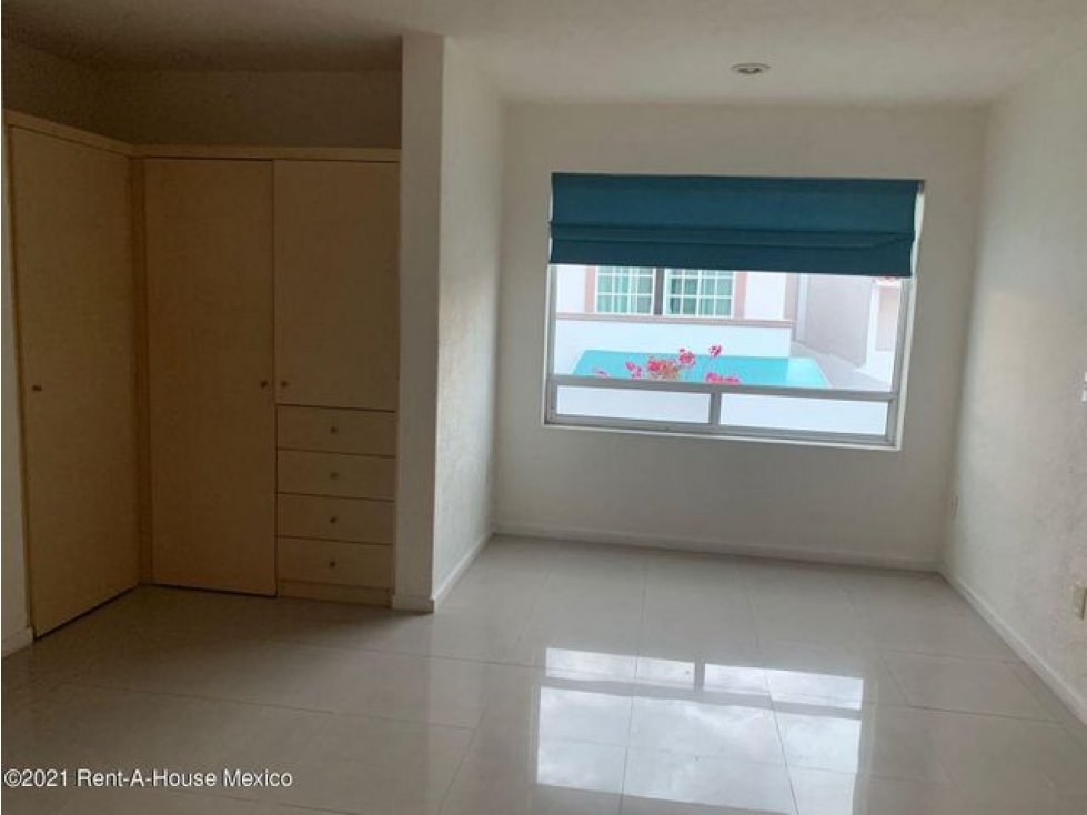 Casa con amenidades y jardín, Jacarandas. VENTA