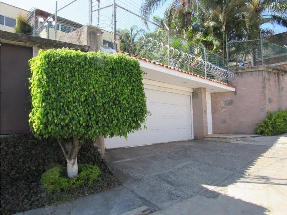 Casa en venta al norte de Cuernavaca con seguridad y alberca