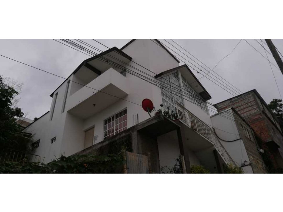 Casa en venta  de 4 recamaras lomas de santa rosa