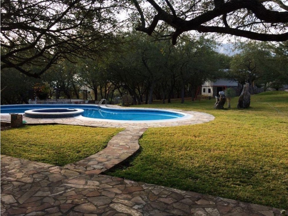 HERMOSA FINCA EN VENTA EN  CARRETERA COLA DE CABALLO CON ALBERCA